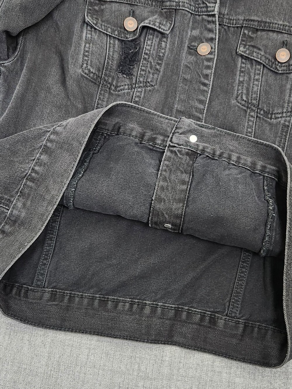 Hollister Black Distressed 100% Cotton Denim Jean Jacket. Large - Picture 4 of 10
